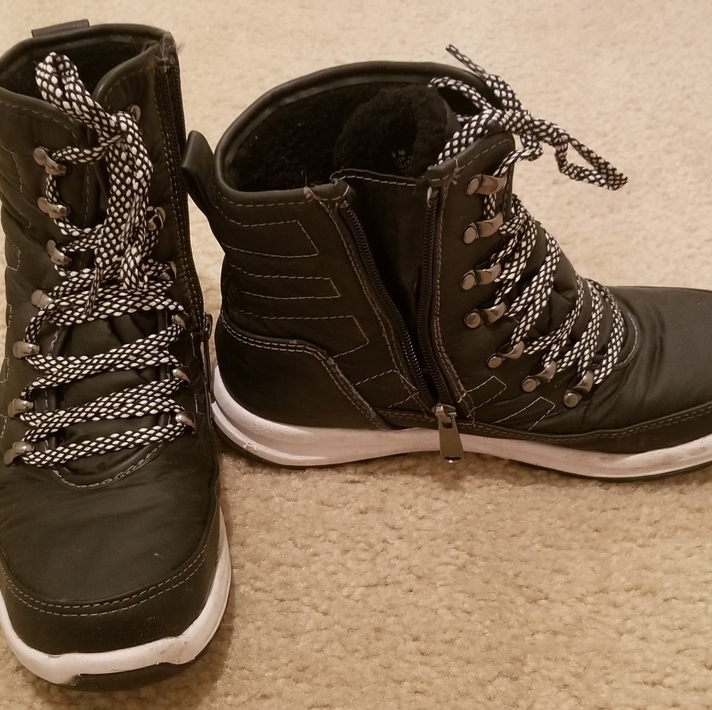 Weatherproof shoes in size 8